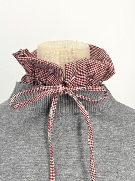 Cuello desmontable con volante y lazada