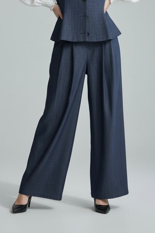 Chaleco entallado con pantalón fluido azul