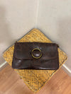 Bolso de piel con aro metálico