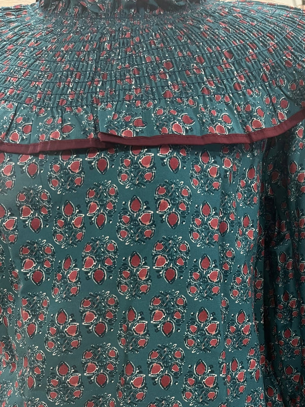 Blusa estampada con volante plisado