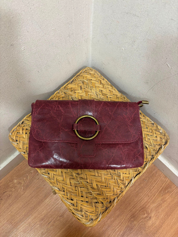Bolso de piel con aro metálico