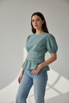Blusa con jaretas y manga corta