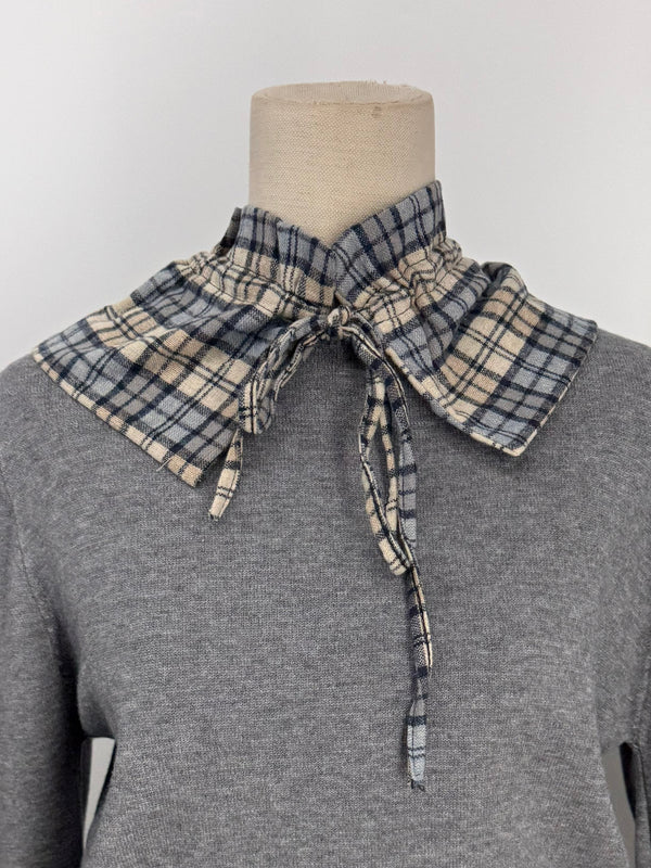 Cuello desmontable con volante y lazada