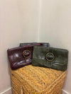 Bolso de piel con aro metálico