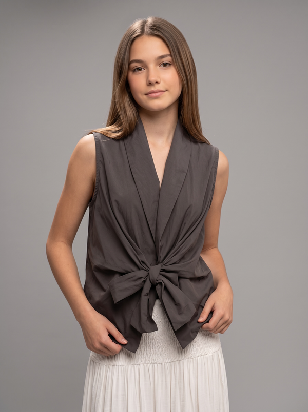 Blusa sin mangas con lazada frontal