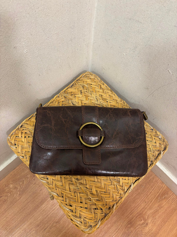 Bolso de piel con aro metálico