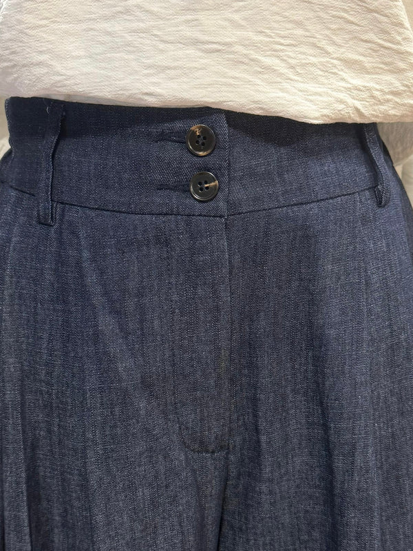 Chaleco entallado con pantalón fluido azul