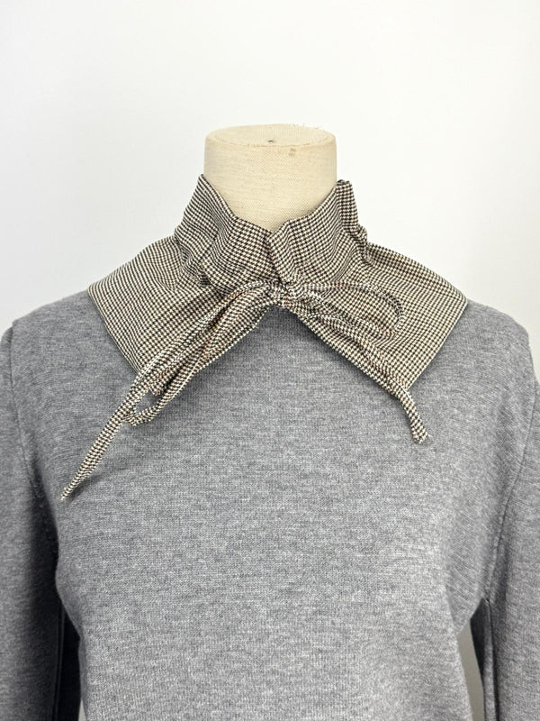 Cuello desmontable con volante y lazada