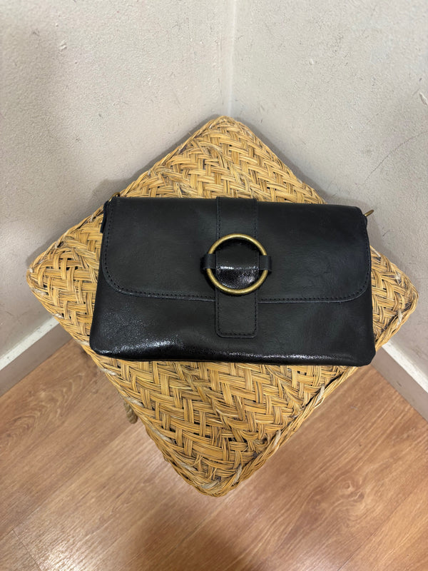 Bolso de piel con aro metálico