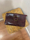 Bolso de piel con aro metálico