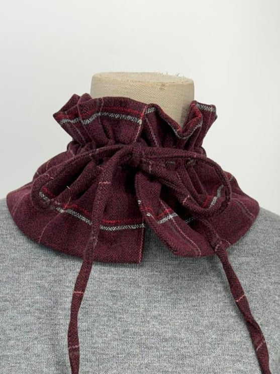 Cuello desmontable con volante y lazada