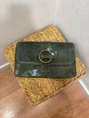 Bolso de piel con aro metálico