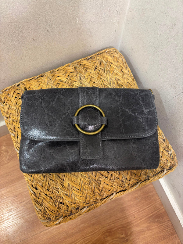Bolso de piel con aro metálico